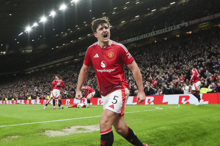 开云-降薪近一半！英媒：曼联考虑开两年周薪10万镑合同，马奎尔愿考虑